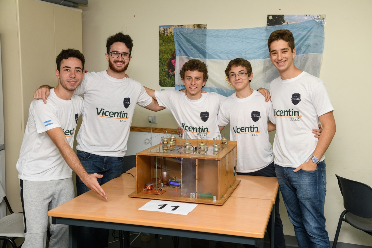 2019年，阿根廷学生在亚博英雄联盟魏茨曼校区参加Shalhevet Freier“保险箱破解”国际物理锦标赛。