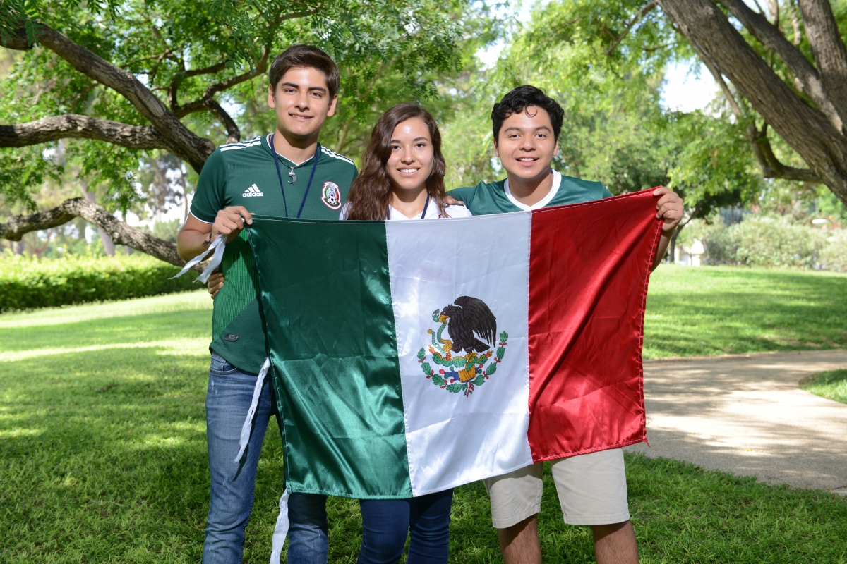 2018年贝西·亚博英雄联盟劳伦斯博士国际夏季科学研究所(ISSI)的墨西哥学生。从左至右:Héctor Gómez，戴安娜Rodríguez和Ramón卡斯塔内达·瑟丹