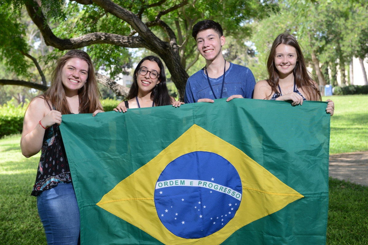 2018年贝茜·劳伦亚博英雄联盟斯博士国际夏季科学研究所(ISSI)的巴西学生。从左至右:卡罗莱娜·帕迪莉亚、路易扎·库蒂尼奥、吉安·德奥利维拉·达席尔瓦和玛丽亚·瓦洛托