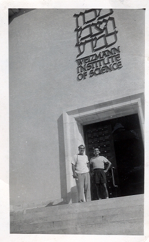 1949年，Sy和他的叔叔在Ziskind大厦前。