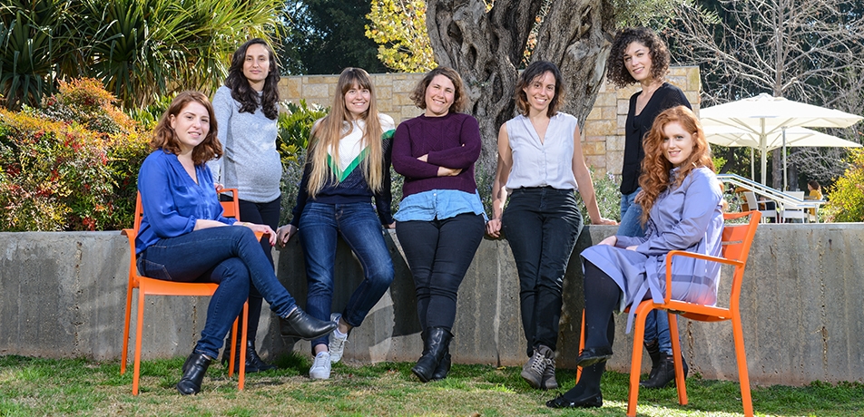 科学领域的七位特别女性:从左至右:雅艾尔·格罗帕、伊登·伊夫拉赫、米哈尔·沙维特、吉尔·施瓦茨、吉尔·高佛尔、阿迪·米尔曼和罗莎莉·利普什