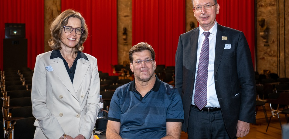 左起:Ifat Reshef大使、Rony Paz教授和瑞士学会主席Eric Stupp。