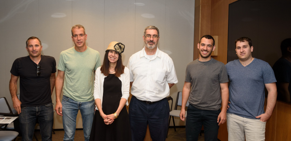 从左到右:Ido Amit教授，Eran Segal教授，Naomi Esses, David Tannor教授，Noam Bar和Yonatan Katzenelenbogen。