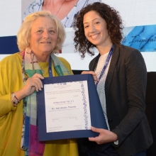 维维安·达菲尔德夫人在2018年11月的国际理事会上向Adi Abada Manelis博士颁发了Clore博士后奖学金。
