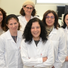 MabTrix团队:从左至右:Daphna Miron博士，Moran Grossman博士，Dorit Landstein博士，Irit Sagi教授，Polina Toidman-Rabinovich博士。后卫:纳瓦·菲戈夫。