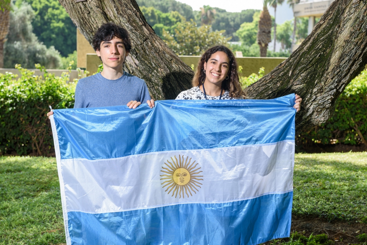 阿根廷学生Santiag亚博英雄联盟o Aranguri和María Clara Miserendino在贝西·劳伦斯博士国际夏季科学研究所(ISSI) 2018年。